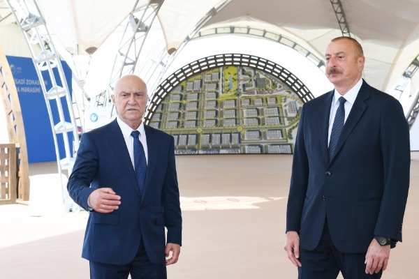 Prezident İlham Əliyev Ələt Azad İqtisadi Zonasının təməlini qoyub, Azərbaycan Televiziyasına müsahibə verib                    VİDEO